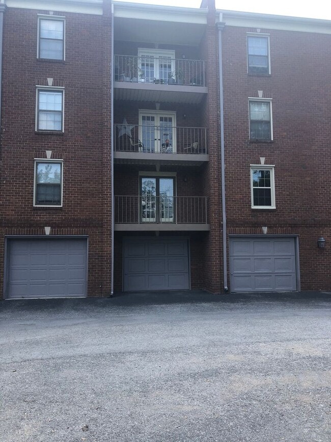Building Photo - 2 Bed/2 Bath Condo located in Green Hills only minutes to Vandy and Easy Interstate Access, 1 Car...