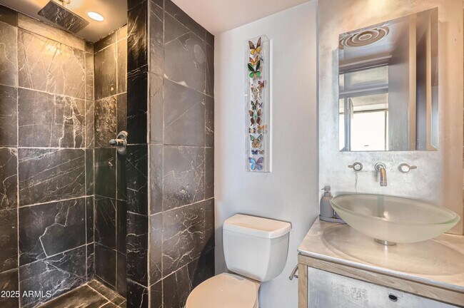 Building Photo - 207 W Clarendon Ave