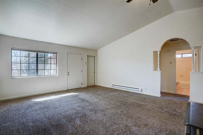 Building Photo - 4 Bedroom + a Den, 2 Bathroom Home For Ren...