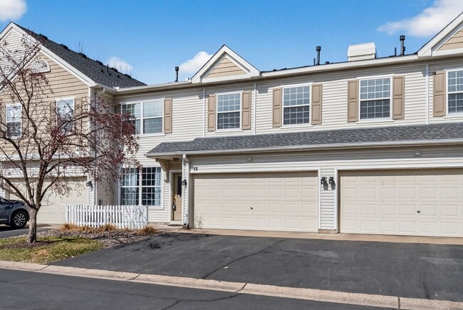 Building Photo - The Lakes Townhome
