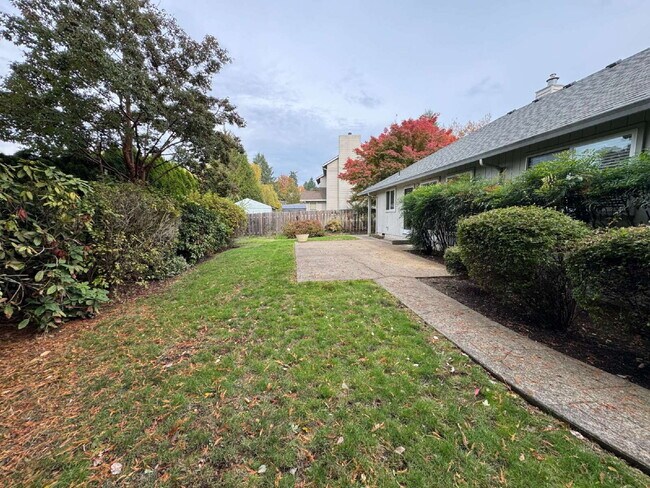 Building Photo - *Half-Off Third Months Rent* Spacious Single-level Home in Newer Milwaukie Neighborhood