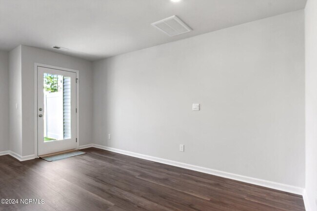 Building Photo - 3121 Lobelia Ln