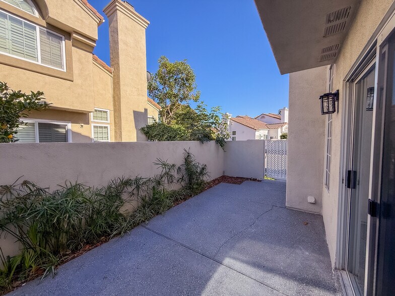 Building Photo - 50 Alcoba