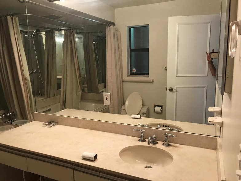 Large master bath with lots of space - 630 NW 7th Ave
