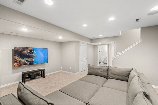 Building Photo - Modern Comfort Meets Mountain Convenience ...