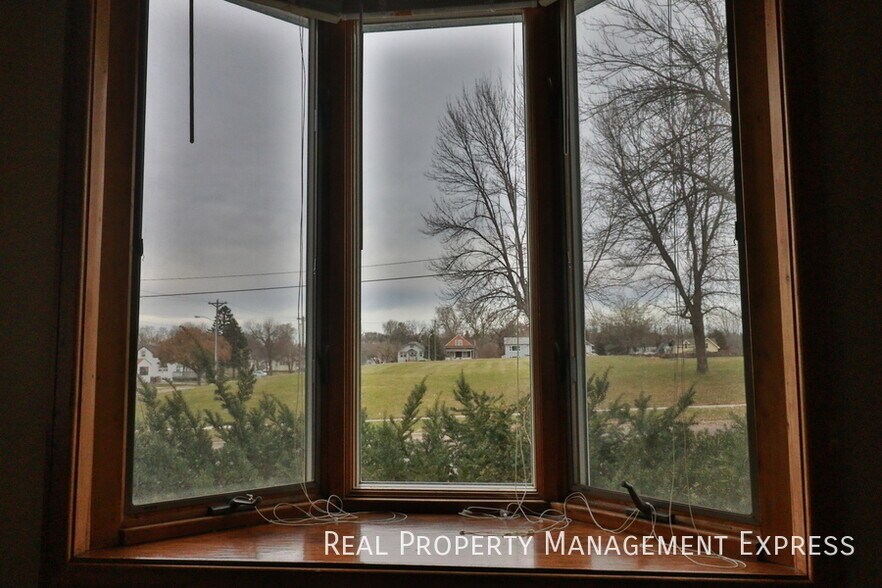 Building Photo - 3 Bedroom 1.5 Bath Near Downtown with Fenc...