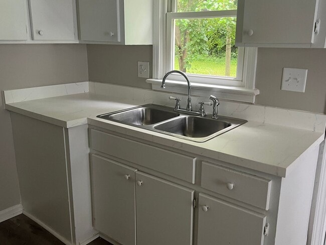 Building Photo - Renovated 2 Bedroom House