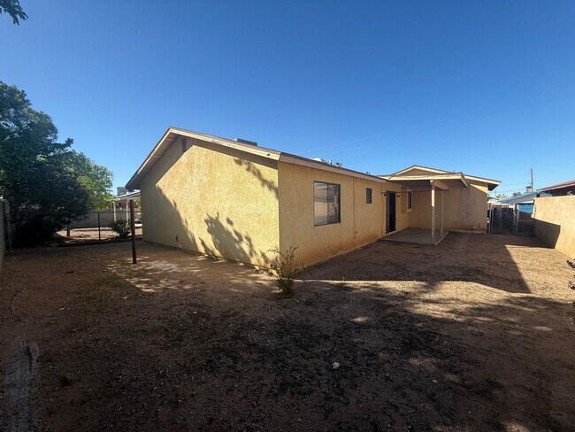 Building Photo - 3 Bedroom 2 Bathroom Home