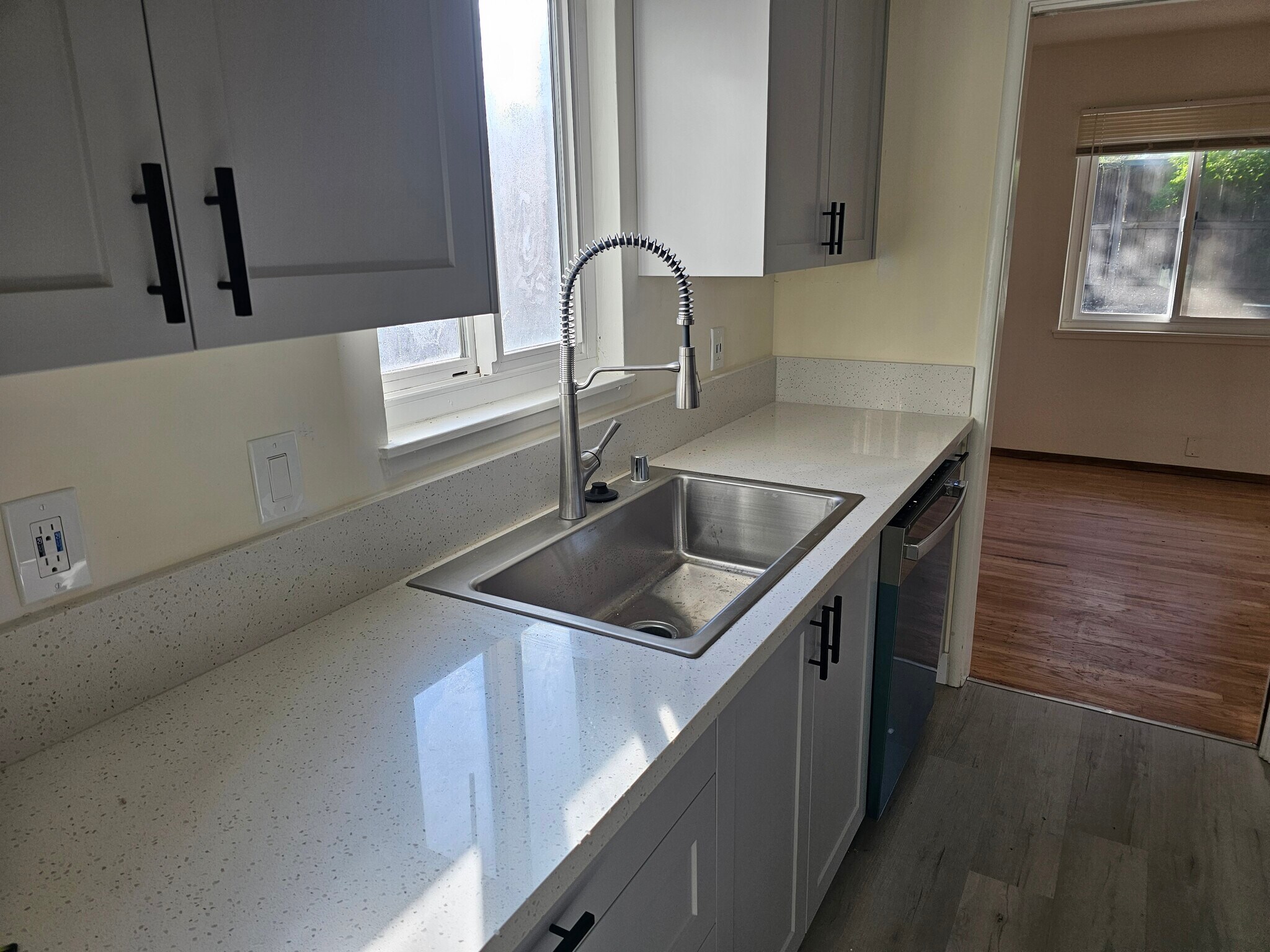 Building Photo - 819 Linden Ln