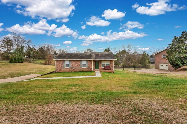 Building Photo - This charming rental in a convenient Clarksville location!