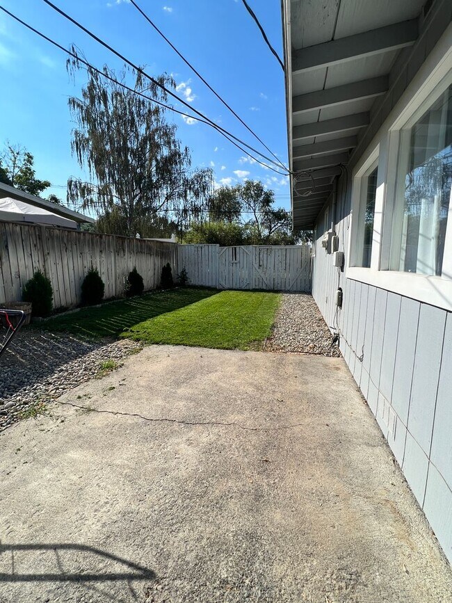 Building Photo - Cozy Home on Corner Lot!