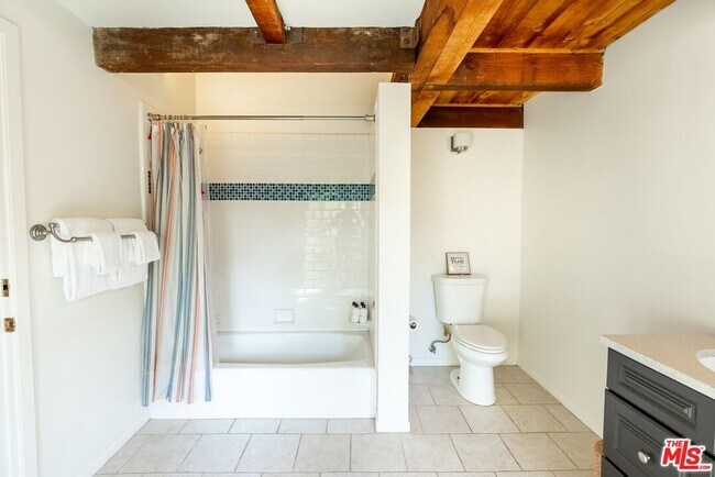Building Photo - 21338 Colina Dr