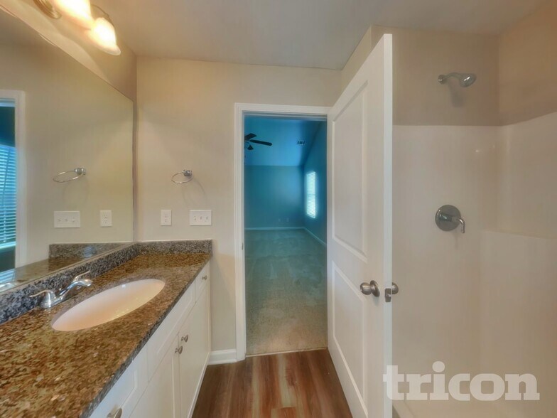Building Photo - 325 Nutwood Trce
