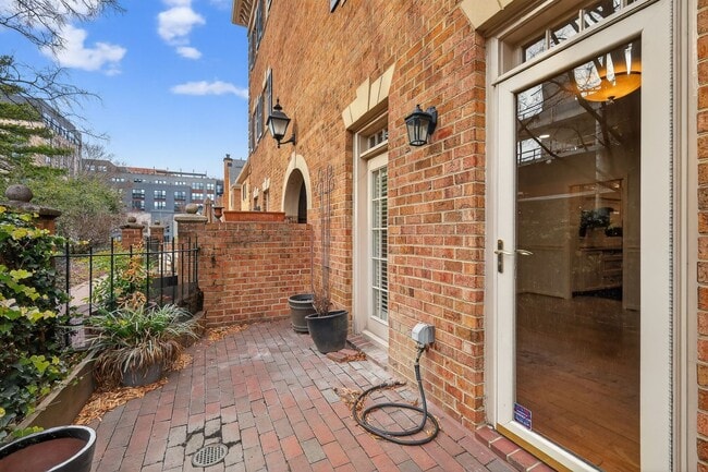 Building Photo - Exceptional residence in the heart of Old Town Alexandria