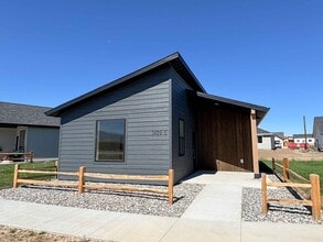 Building Photo - 1409 Windsor Dr