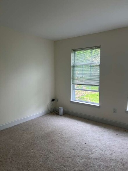 Building Photo - 15 Bobrick Rd