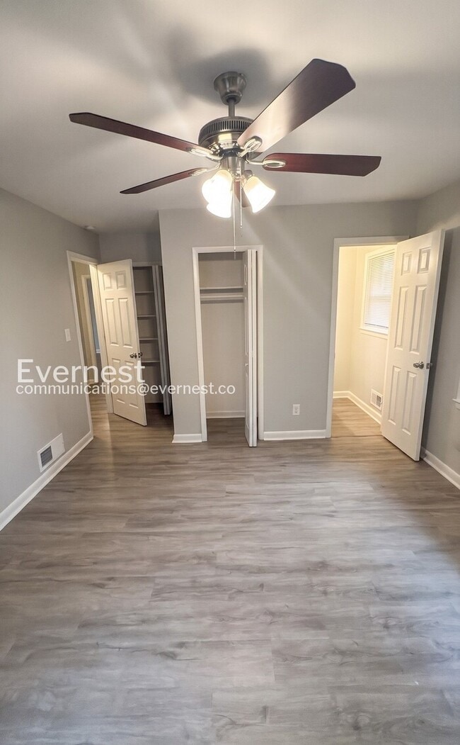 Building Photo - 3-Bed/1.5-Bath Modern Upgrades/ Pet Friendly/Available Now!