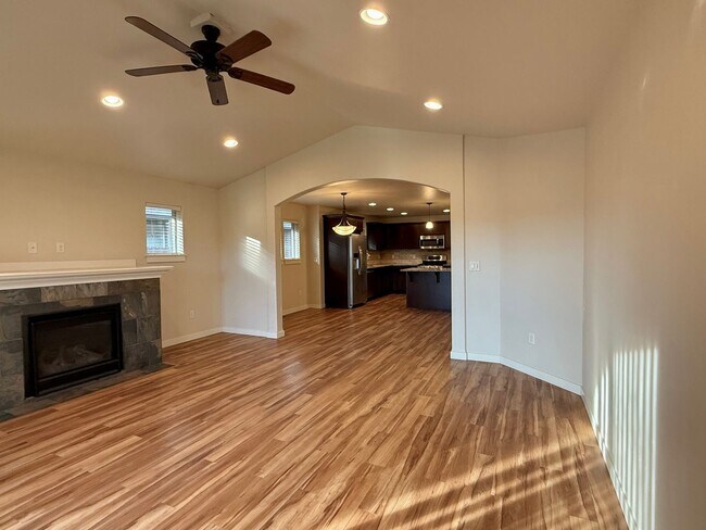 Building Photo - 4 Bedroom Home: Fenced Backyard & Great Location!