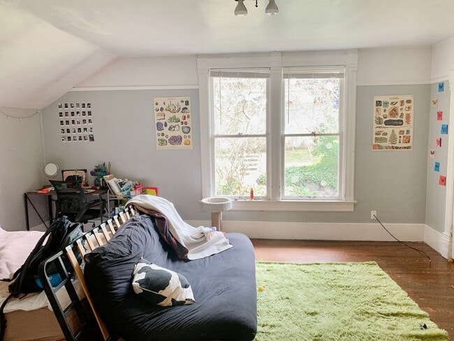 Building Photo - PRELEASING: Classic N Garden 6 bdrm/3 bath near WWU North Campus