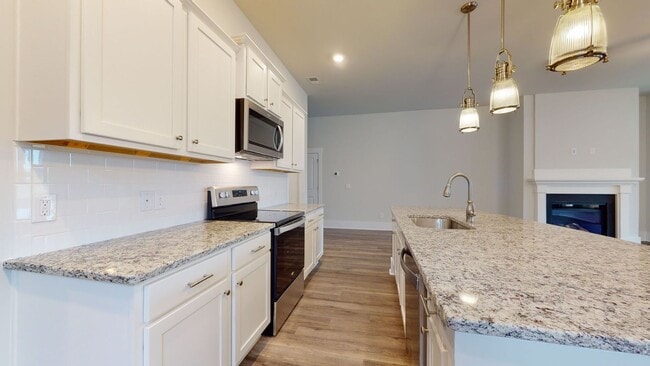 Building Photo - 3 Bedroom Home in WATERSIDE!