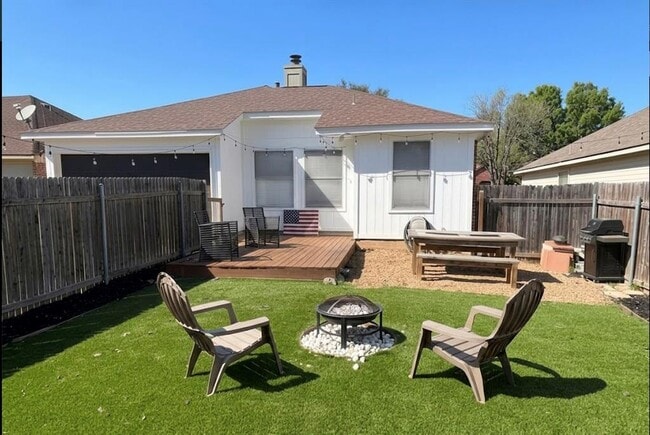 Building Photo - 1101 Disraeli Cir