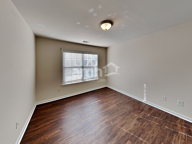 Building Photo - 407 Pinoak Dr