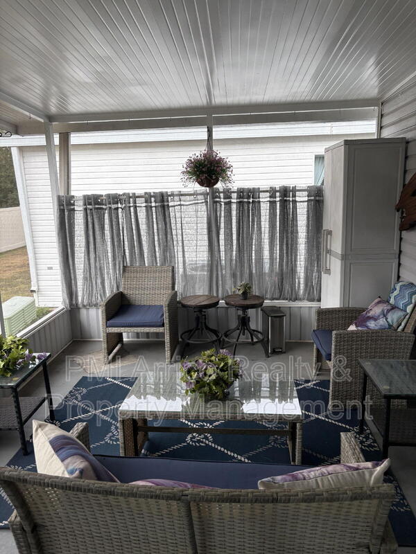 Building Photo - 712 Choo Choo Ln