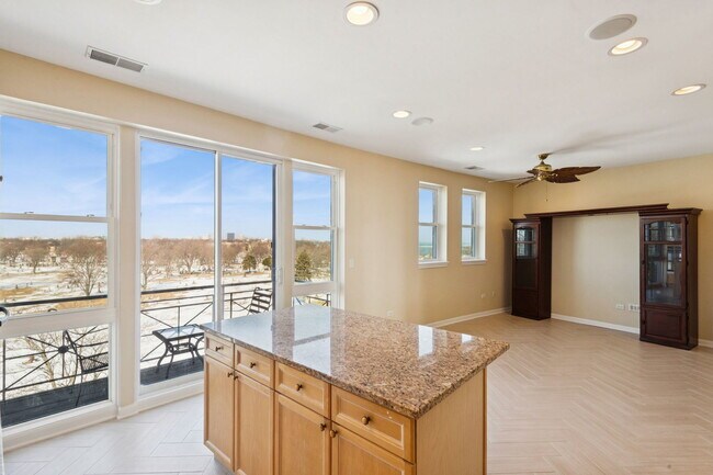 Building Photo - 7748 N Sheridan Rd