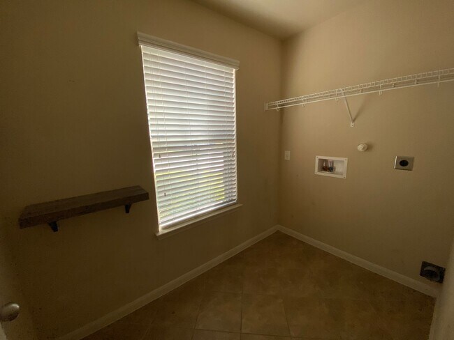 Building Photo - Move In Ready Home in Wolf Creek!