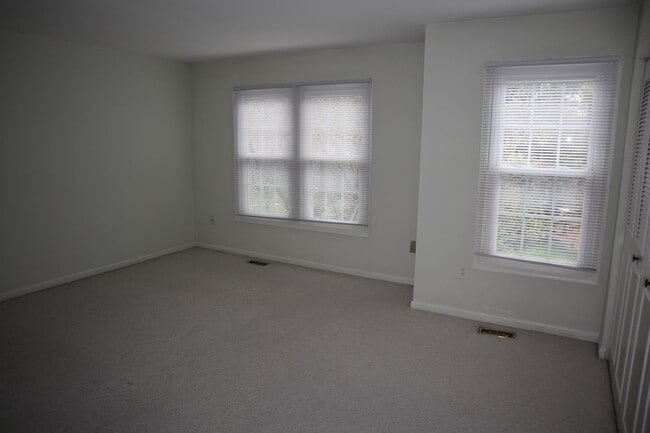 Building Photo - Fantastic 3 BR/2.5 BA Townhome minutes from Rio Lakefront. Ready Mid-May