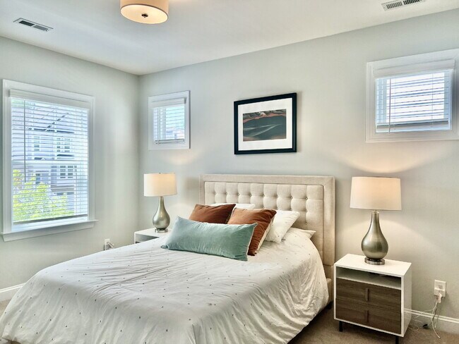 Building Photo - LUXURY TOWNHOME near Southend