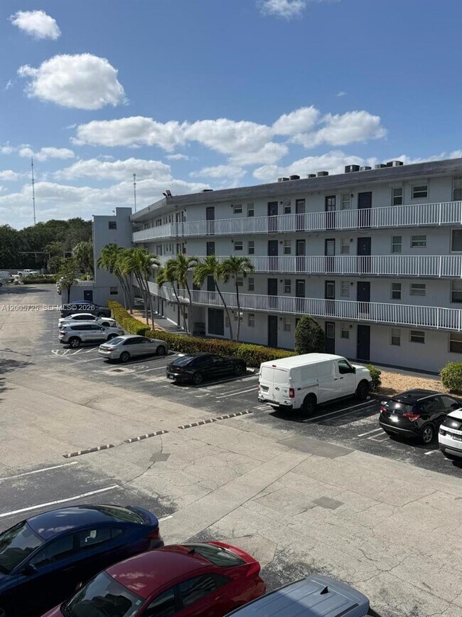 Building Photo - 447 NE 195th St