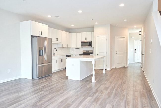 Building Photo - 2890 Regal Park Dr NW