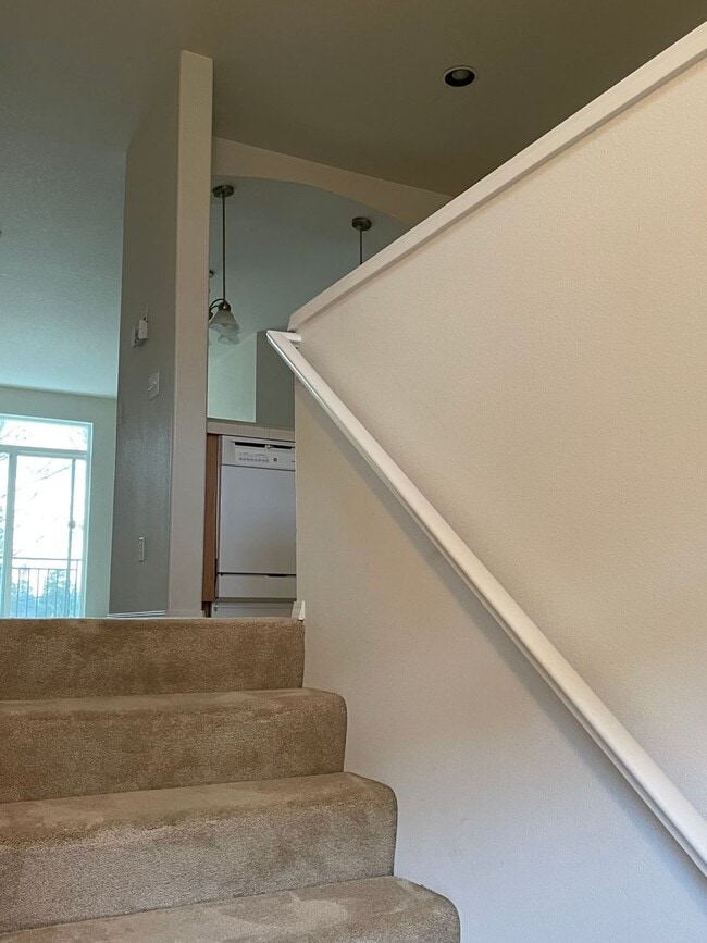 Building Photo - Holiday Move-in Special! 3br/3ba Townhouse near 170th ave MAX station