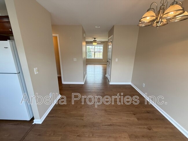 Building Photo - 2121 S Greenwood Dr