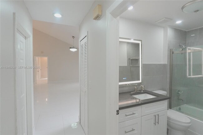 Building Photo - 518 NE 48th St