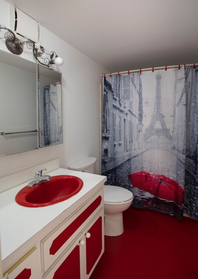 Building Photo - 3 Bedroom 2 Bathroom unfurnished Condo pool view