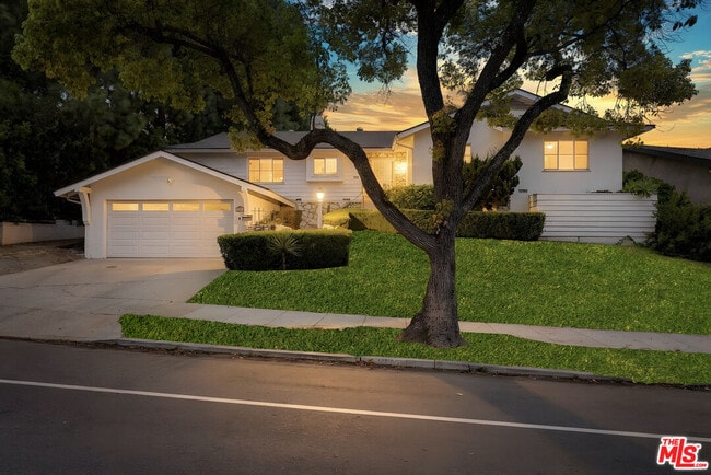 Building Photo - 2332 Hillhurst Ave