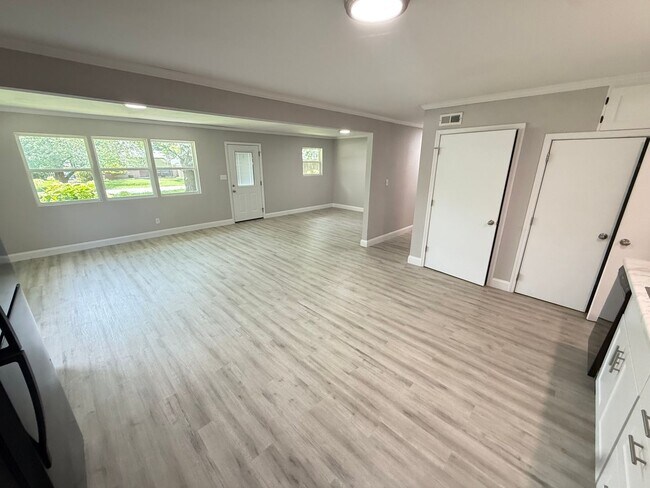 Building Photo - 3 Bed 1 Bath Springfield, MO