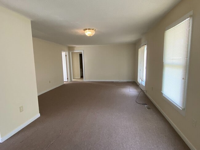 Building Photo - 3 Bedroom 1.5 Bath House