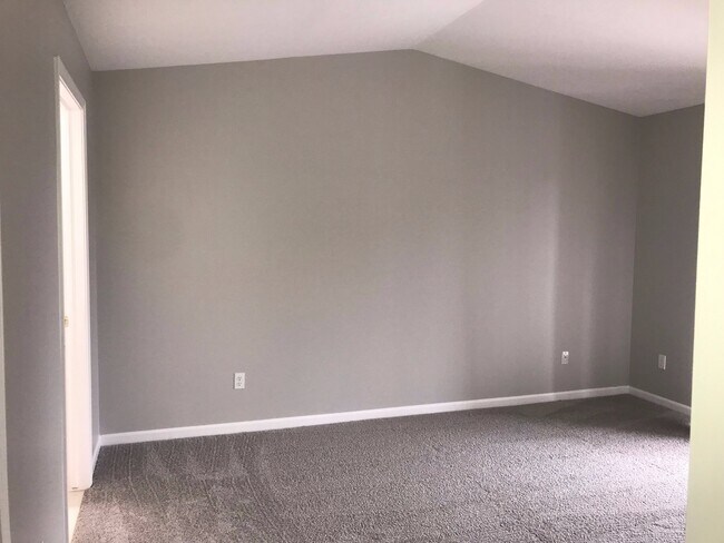 Building Photo - Sharp 2 bedroom, 2 bath upper condo in Not...