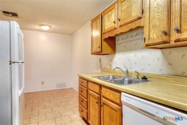 Building Photo - 818 Lois St