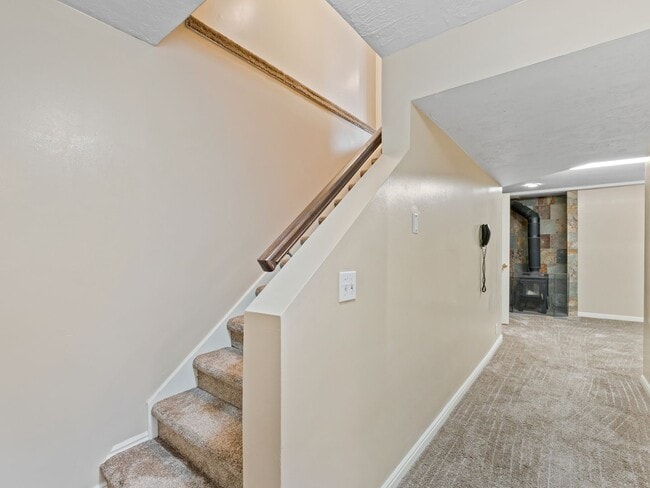 Building Photo - Spacious 5-Bedroom Home for Rent in Sandy, UT