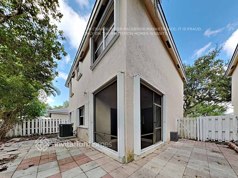 Building Photo - 9912 NW 9th Ct