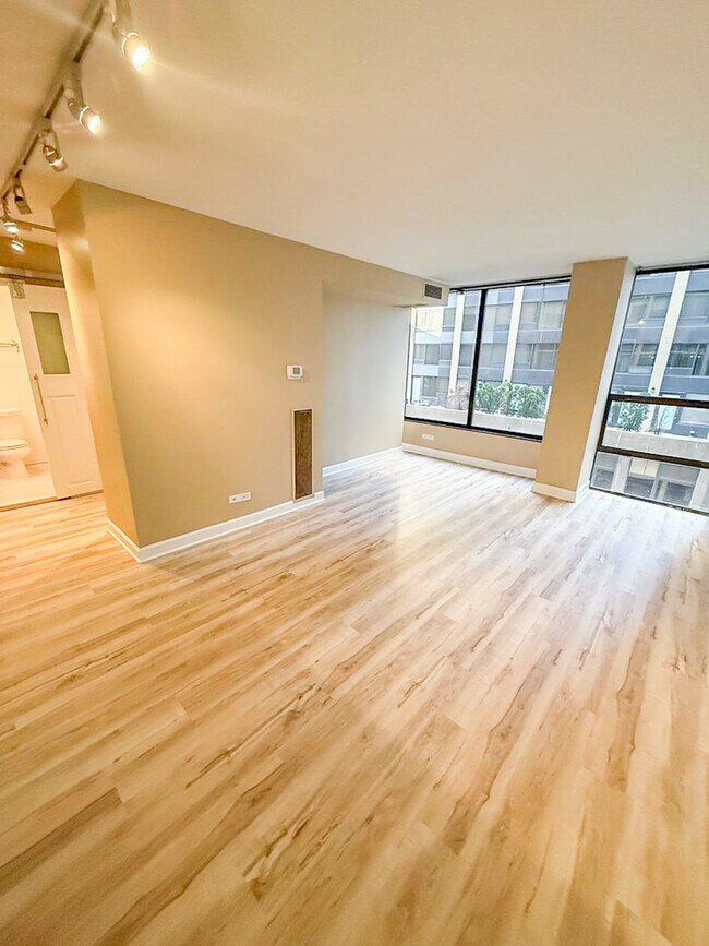 Building Photo - 230 E Ontario St