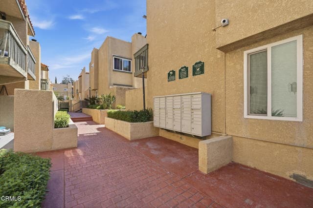 Building Photo - 10260 Plainview Ave