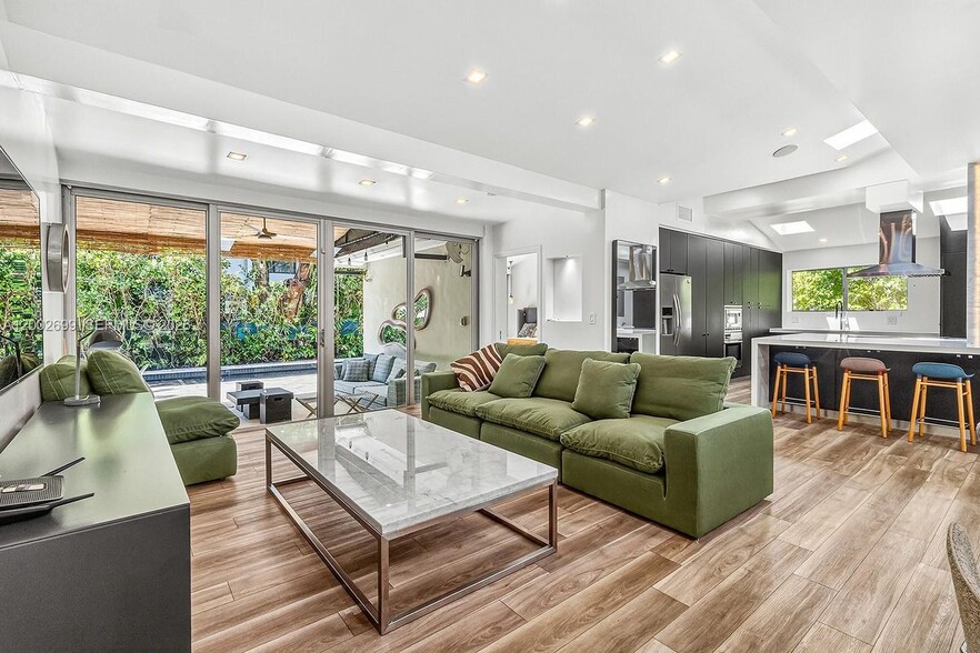 Building Photo - 570 NE 52nd Terrace