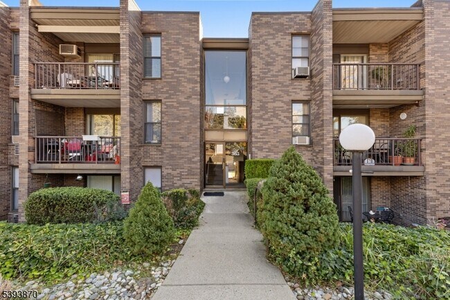 Building Photo - 355 River Rd