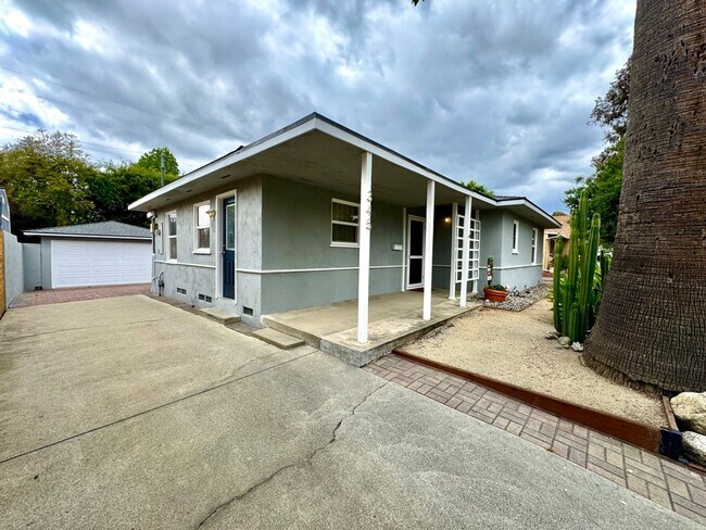 Building Photo - Fabulous 3 bedroom 1 bathroom updated home