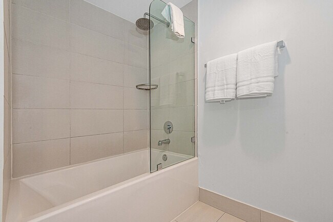 Building Photo - 2602 E Hallandale Beach Blvd